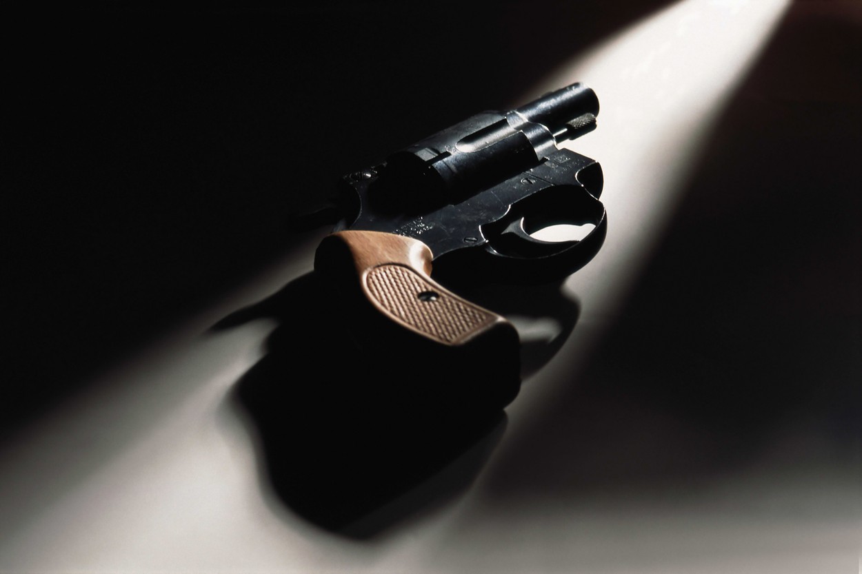 Un bărbat din Prahova a tras cu un PISTOL către un grup de tineri, deranjat de zgomotul pe care îl făceau. Un minor a fost rănit