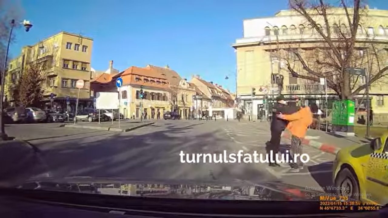 VIDEO | Polițist local, filmat când lovește un om al străzii pentru că nu purta mască. Unde s-a întâmplat