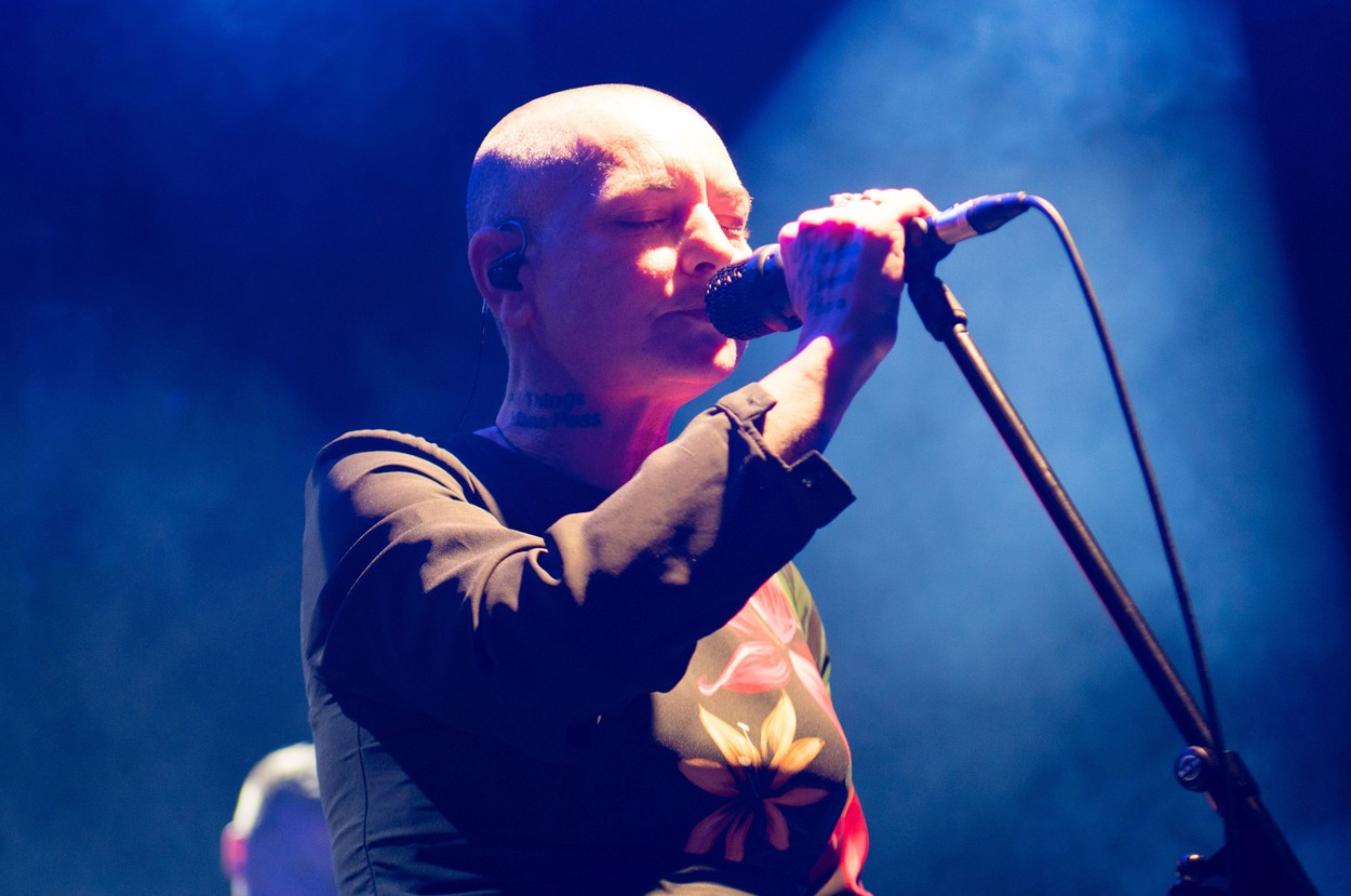 Sinead O’Connor a ajuns din nou în spital. Cântăreața se consideră vinovată de moartea fiului său: „Nu mai merit să trăiesc”