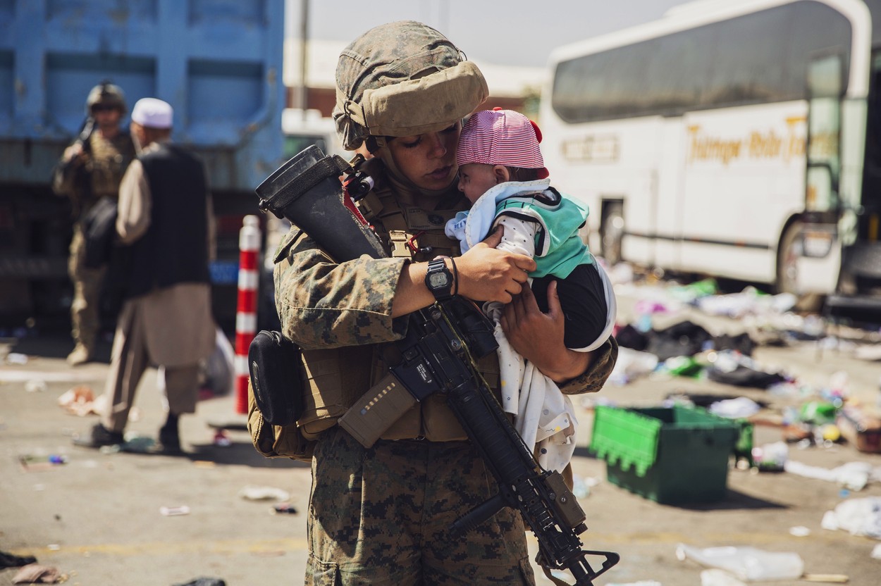Bebeluș pierdut în haosul din Aeroportul Kabul, găsit și returnat familiei după 5 luni