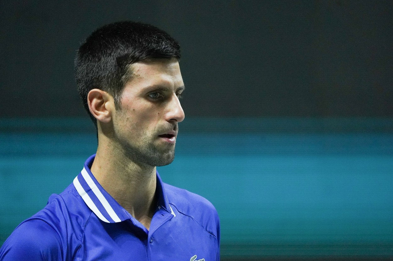 Avocații lui Novak Djokovic cer ca tenismenul să fie mutat din hotelul în care se află. Ce documente au prezentat aceștia în instanță pentru a demonstra că e scutit de vaccinare