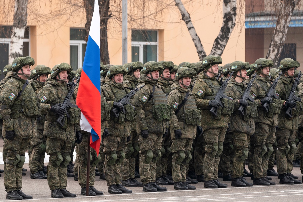 Bild: Vladimir Putin își mută Armata spre Ucraina. Trenuri pline cu tancuri și militari se îndreaptă spre granița de vest