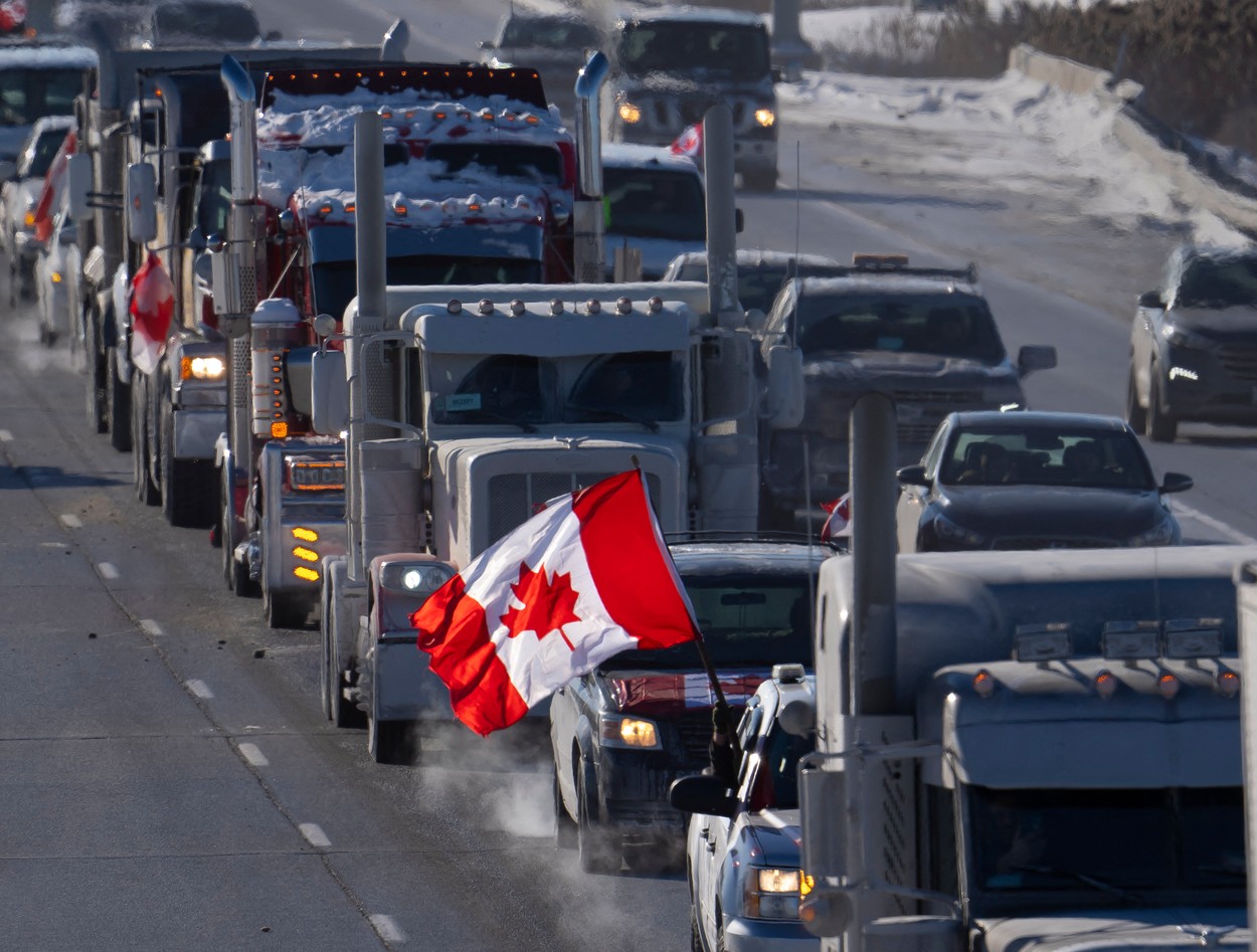 Sute de camioane au blocat centrul capitalei Canadei, protestând împotriva obligativității vaccinării. Familia premierului Trudeau, evacuată din motive de siguranță