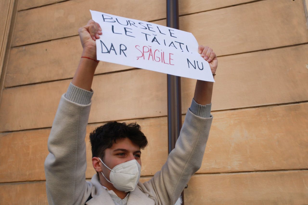 Mai mulți elevi protestează în fața Ministerului Educației. Sunt nemulțumiți de noile criterii de acordare a burselor