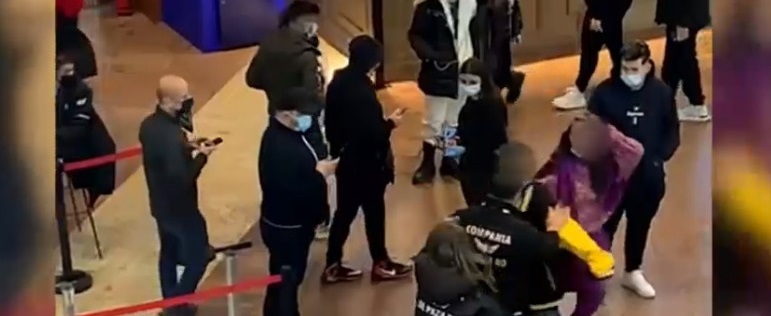Scandal într-un mall din Capitală: Mai mulți adolescenți au împins agenții de pază care le-au cerut să poarte mască