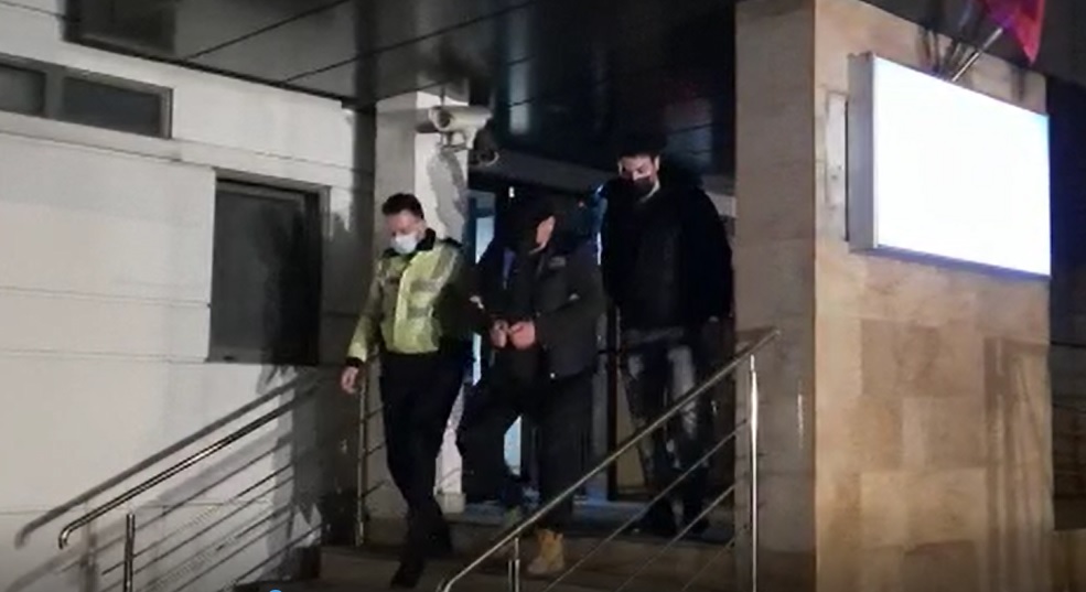 VIDEO | Bărbatul care mers cu un biciclist pe capota mașinii a fost reținut. Acuzațiile polițiștilor