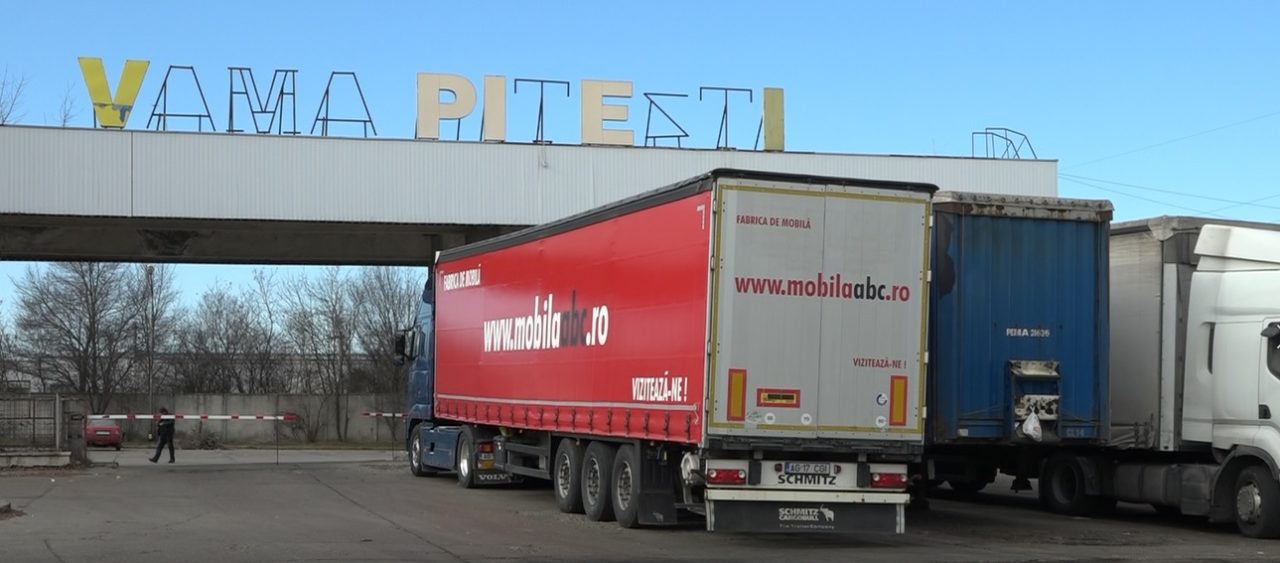 VIDEO | Imagini incredibile filmate de un șofer de TIR în Vama Pitești. Cei care au nevoie la toaletă sunt trimiși în spatele clădirii