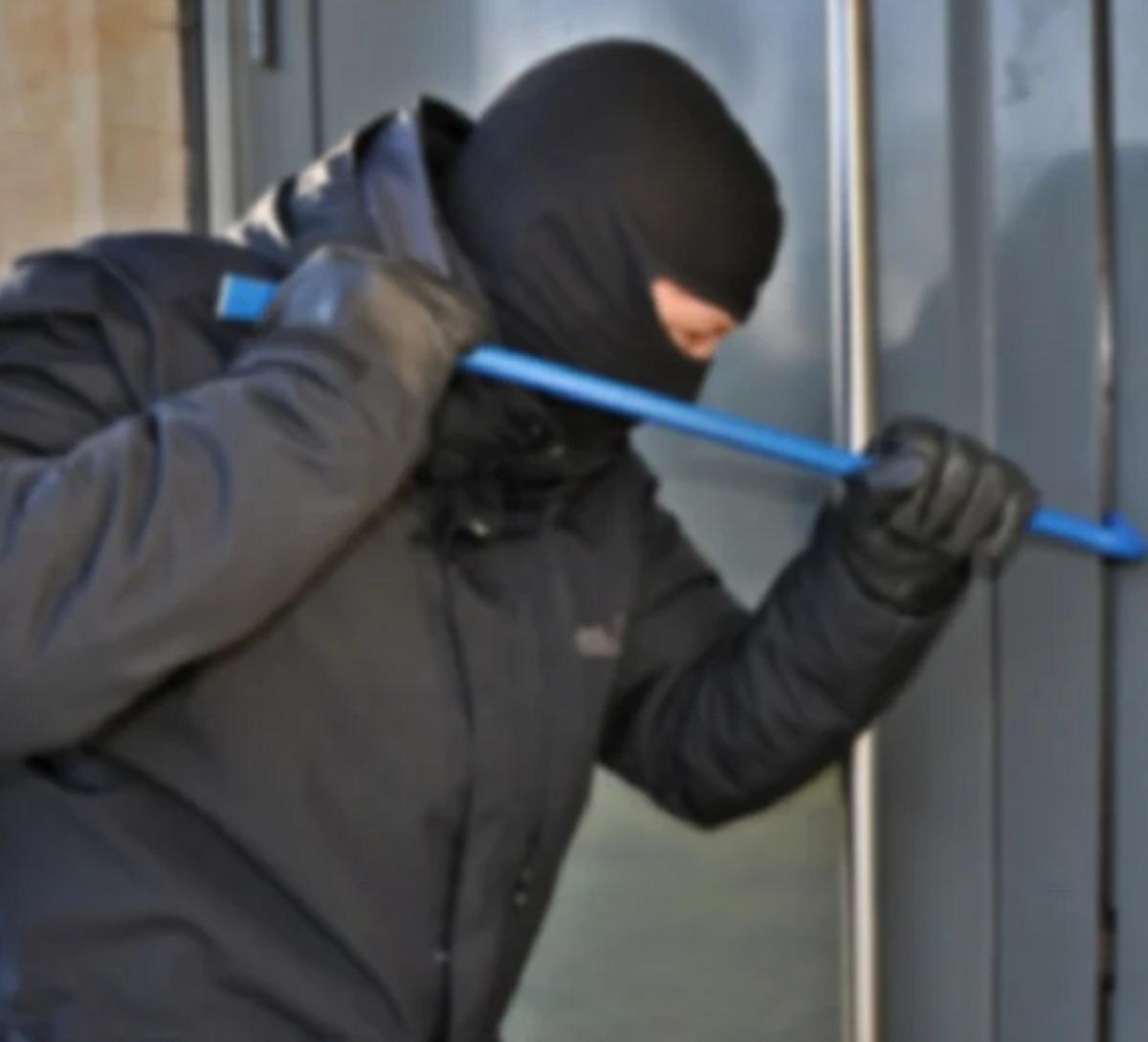 Imigranții români, atacați în Irlanda cu răngi și torțe pe motiv că sunt prea „gălăgioși”. Vecinii irlandezi le incendiază mașinile
