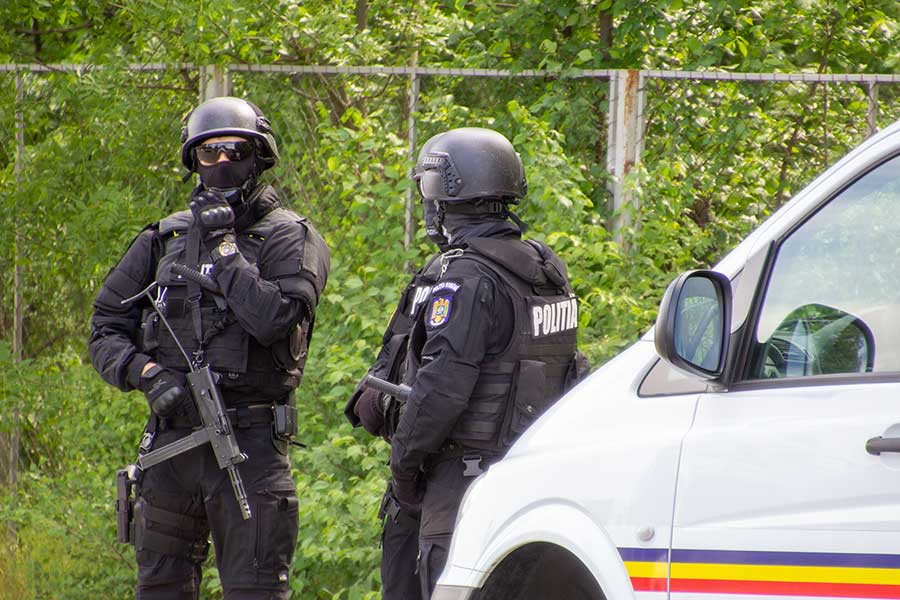 Membrii unui grup infracțional, care se dădeau polițiști și ar fi tâlhărit mai mulți oameni în propriile case, au fost duși la audieri, în urma unor ample percheziții. În ce județe operau