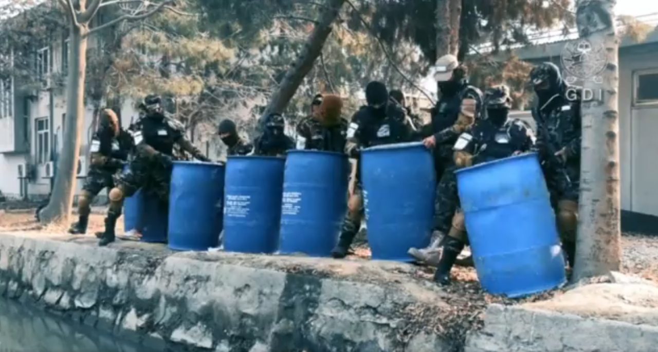 FOTO | Talibanii au aruncat 3.000 de litri de alcool într-un canal din Kabul