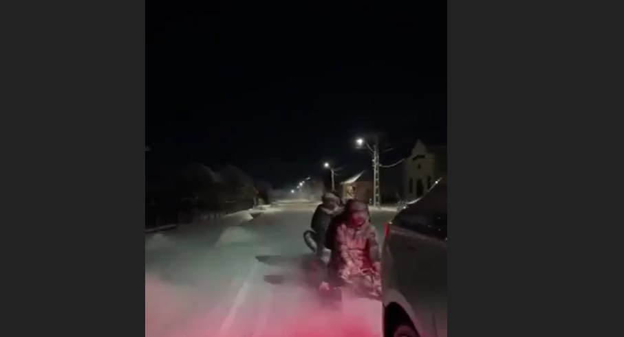 VIDEO | Un tânăr a fost amendat cu 1.300 de lei, după ce a tras cu mașina o sanie pe care se aflau mai multe persoane