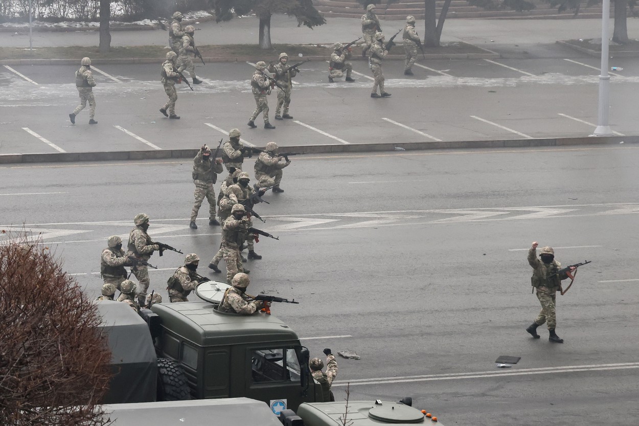 A patra zi de revolte în Kazahstan: Trupele rusești au ajuns. Internetul este blocat. „Ordinea constituțională a fost restabilită”
