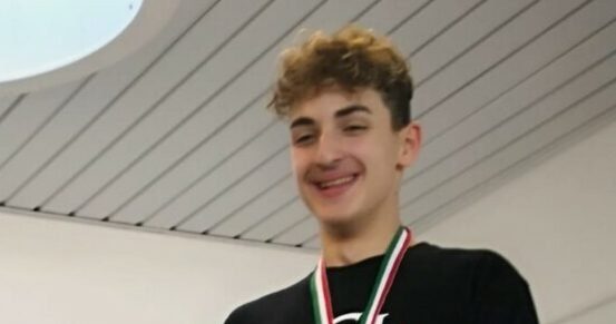 Un adolescent român, campion la înot și component al lotului național al italiei, a murit de COVID-19