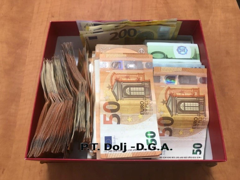 Un nou caz de ”vaccinare la chiuvetă”. Au fost găsiți 100.000 de euro mită. Trei persoane au fost reținute