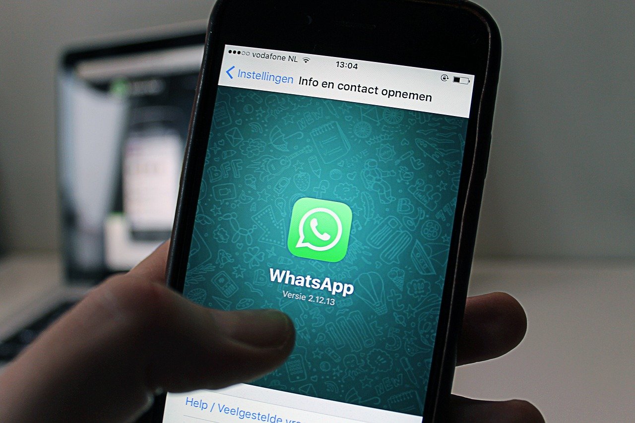 Ce riscă profesoara care a trimis, din greșeală, poze cu ea dezbrăcată pe un grup de WhatsApp al elevilor săi. „E un eveniment care nu ne face, din păcate, cinste”