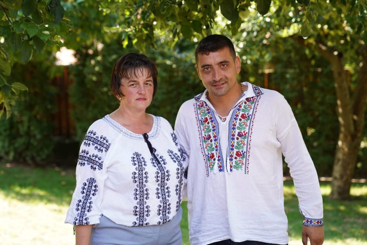 Fostă candidată AUR la Senat și consilieră a unui primar din Alba, acuzată că a furat din banii de pensii și alocații când era poștăriță. Femeia a fost reținută