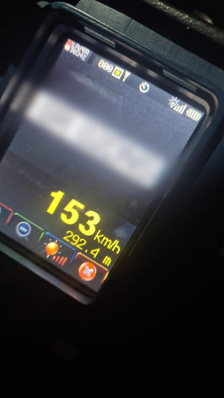 Doi șoferi vitezomani au rămas fără permis, după ce au fost prinși circulând cu 144 km/h și 153 km/h în localitate. Sancțiunile se înăspresc de săptămâna viitoare