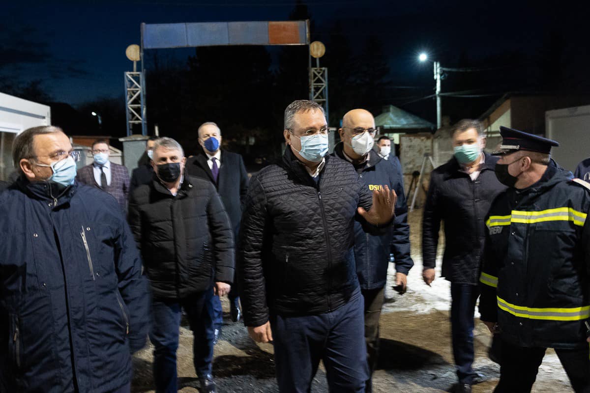Nicolae Ciucă: Cei 18 cetăţeni români care lucrează în domeniul petrolier și erau blocaţi în Ucraina au intrat pe jos în PTF Siret. Mă bucur ca au ajuns cu bine în ţară