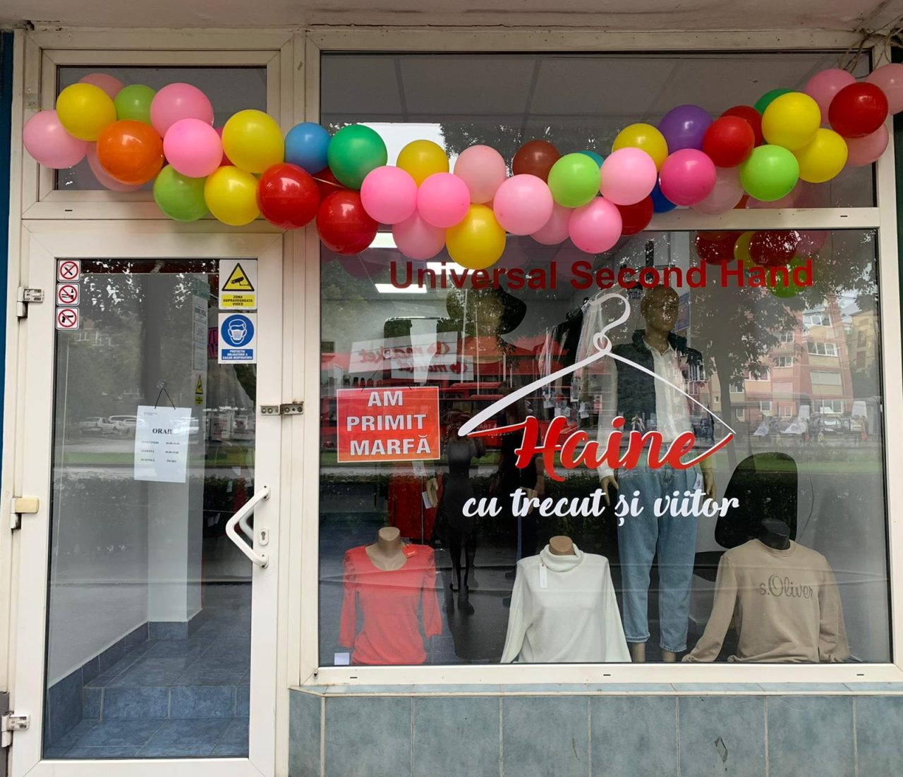 FOTO| ”Dacă vă este frig, aici vă puteți îmbrăca gratis”. Gestul făcut de proprietarii unui magazin