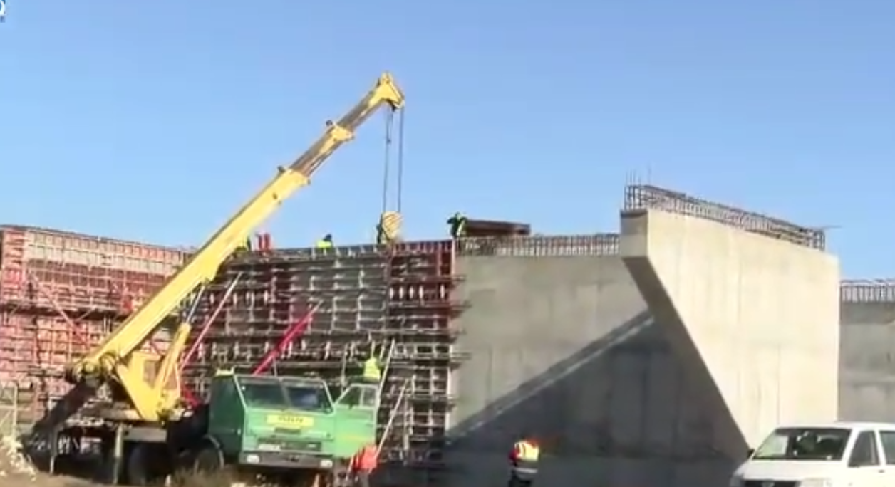 FOTO & VIDEO | Cum arată șantierul tronsonului 1 din Drumul Expres Craiova – Pitești. Ministrul Transporturilor a anunțat când se va circula pe acest lot
