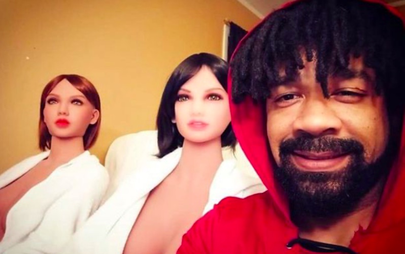 Youtuber-ul care trăiește cu patru femei din plastic. Cum explică Jay Hefner alegerea inedită