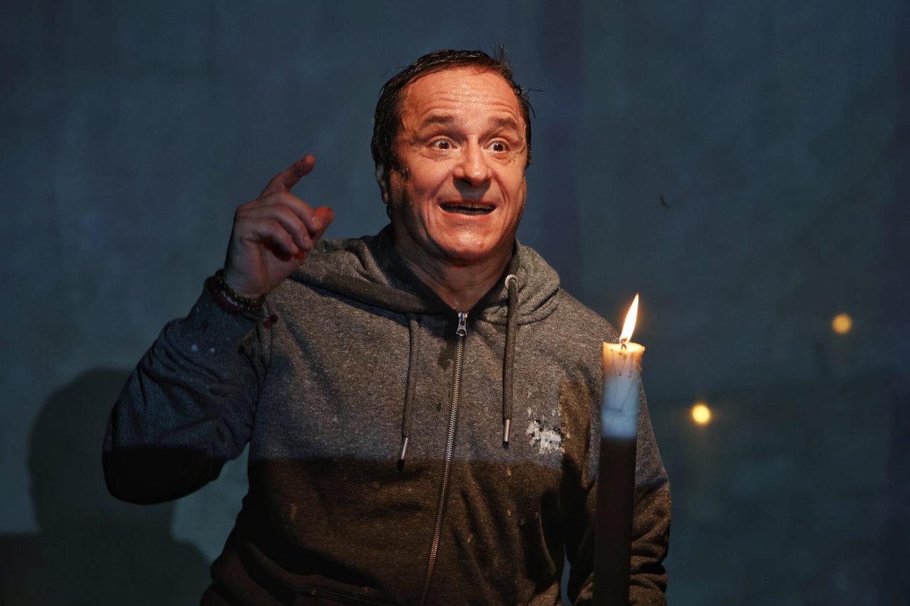 ”Îți intrăm în ochi, Doamne!” Teatrul Dramaturgilor Români prezintă ”Paracliserul”, epopeea omenirii aflată în căutarea sensului vieții