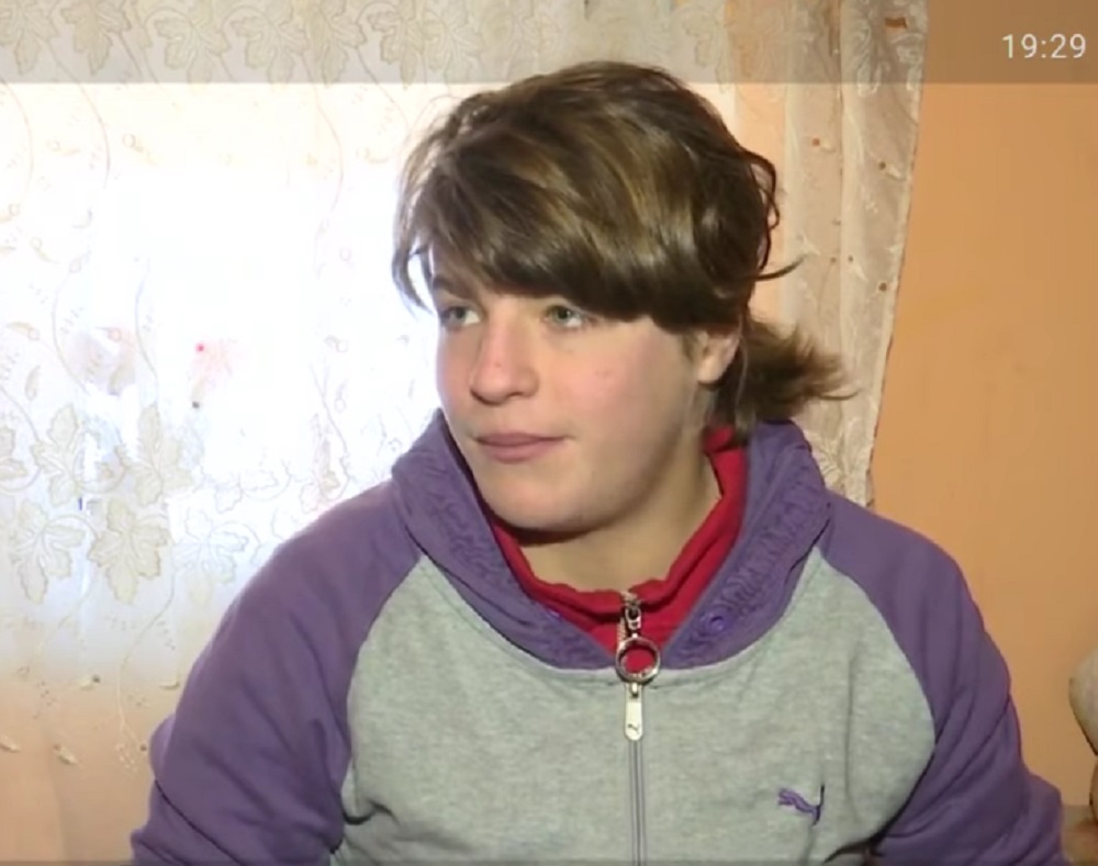”Dacă renunț la școală o să ajung la săpat”. Mărturia Biancăi, eleva care visează să ajungă profesoară și străbate 26 de kilometri pentru a ajunge la liceu