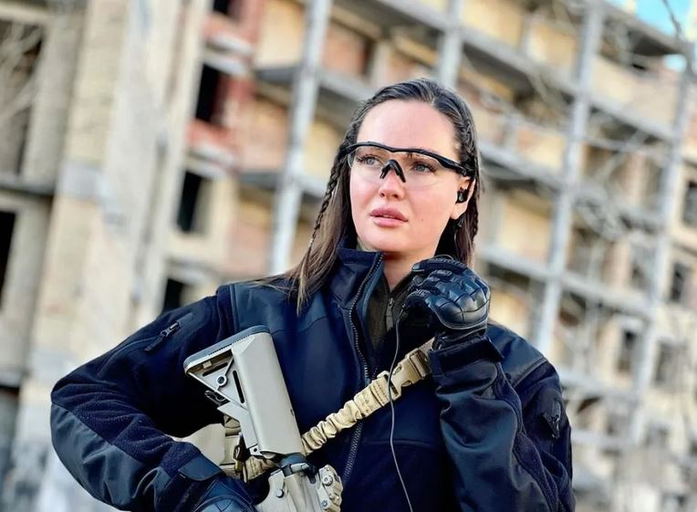 Anastasia s-a înarmat pentru a respinge atacul rus. Fosta Miss Ucraina amenință: „Oricine va trece granița pentru a ne invada va fi ucis!”