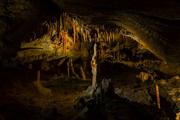 Cea mai lungă peșteră din sud-estul Europei este în România. Are peste 50 de kilometri