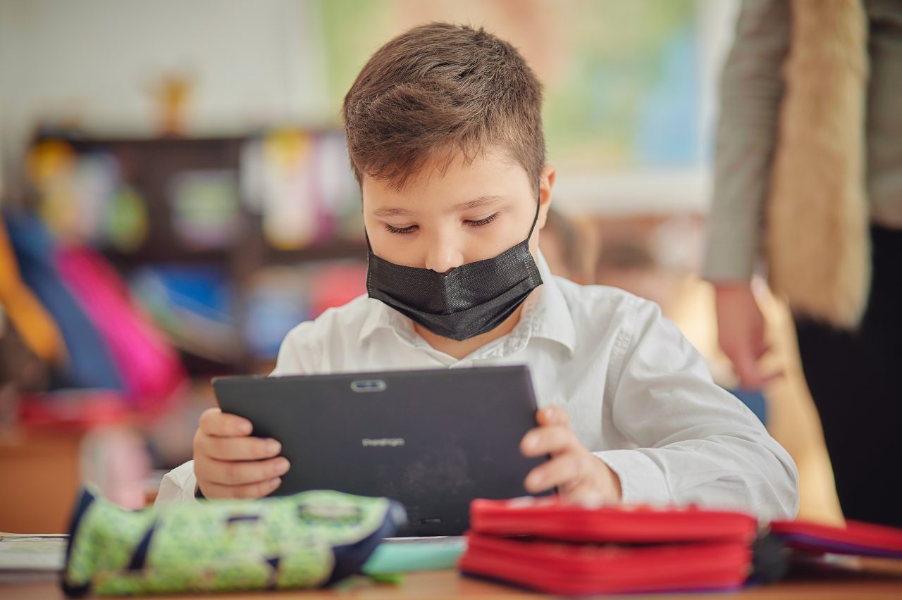 Un copil din patru a fost ameninţat cu bătaia pe reţele de socializare