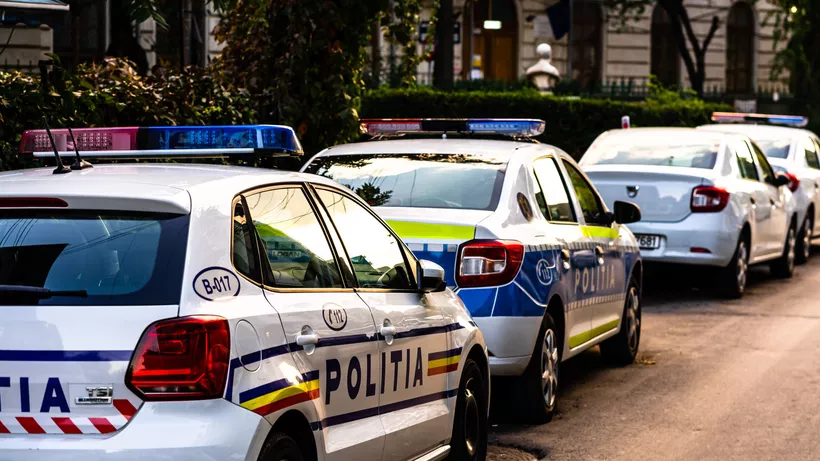 Doi adolescenţi din Prahova au fost reţinuţi de poliţişti pentru viol. Aceștia sunt acuzaţi că au batjocorit o fată de 14 ani