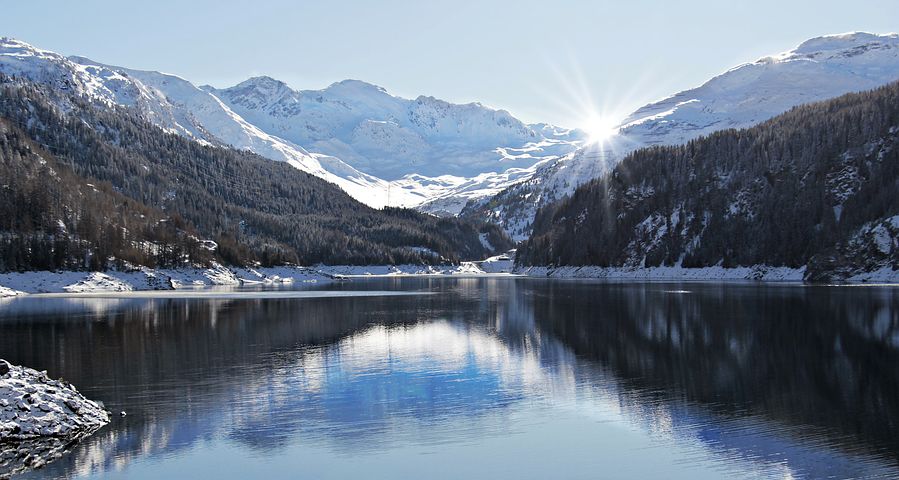 Doi minori, fată și băiat, sunt resuscitaţi după ce au căzut în râul Bistrița, în Neamț