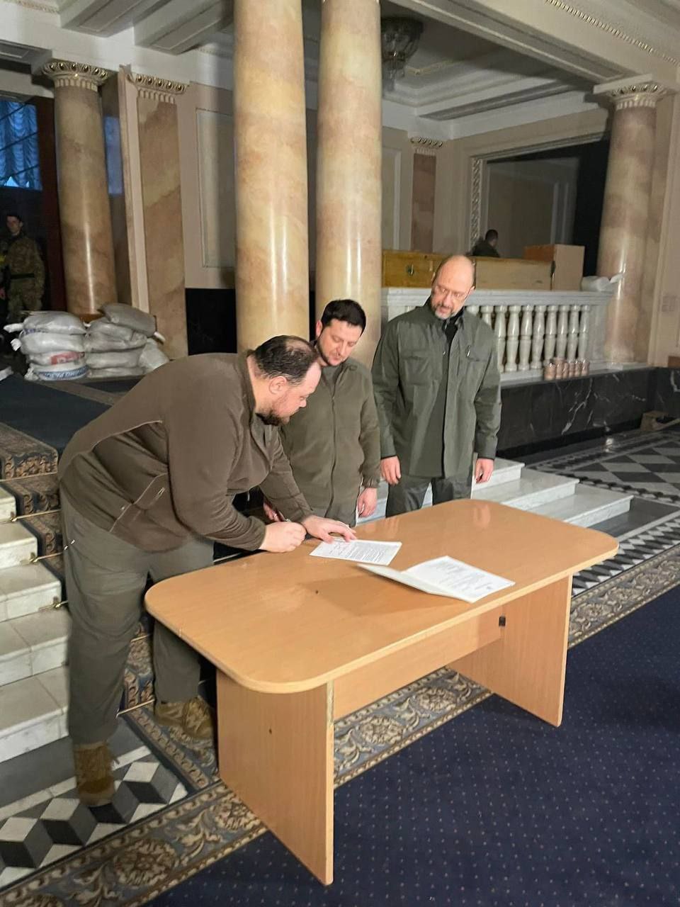Președintele Zelenski semnează cererea oficială de aderare la Uniunea Europeană