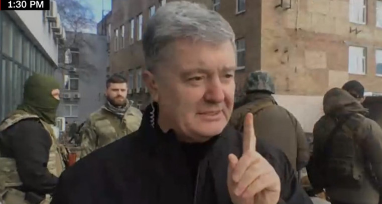 Fostul președinte al Ucrainei, Petro Poroșenko, cu arma în mână pe străzile din Kiev: „Putin nu va cuceri Ucraina”