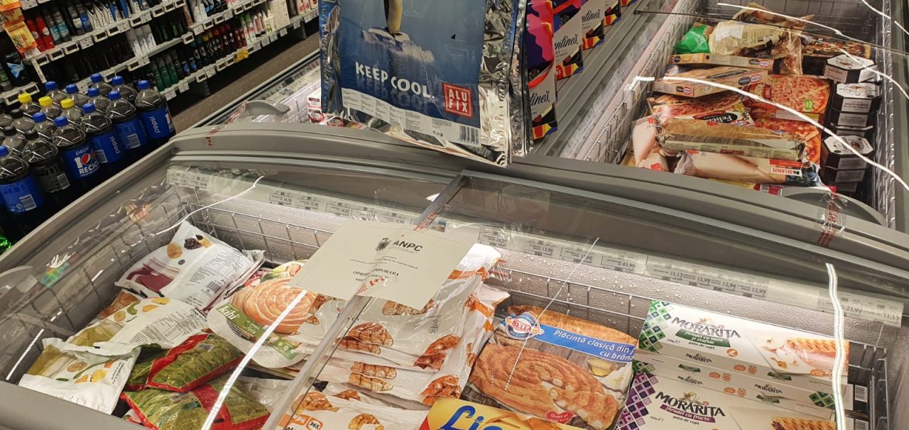 GALERIE FOTO | Carne cu mucegai și produse expirate la magazine Mega Image din București