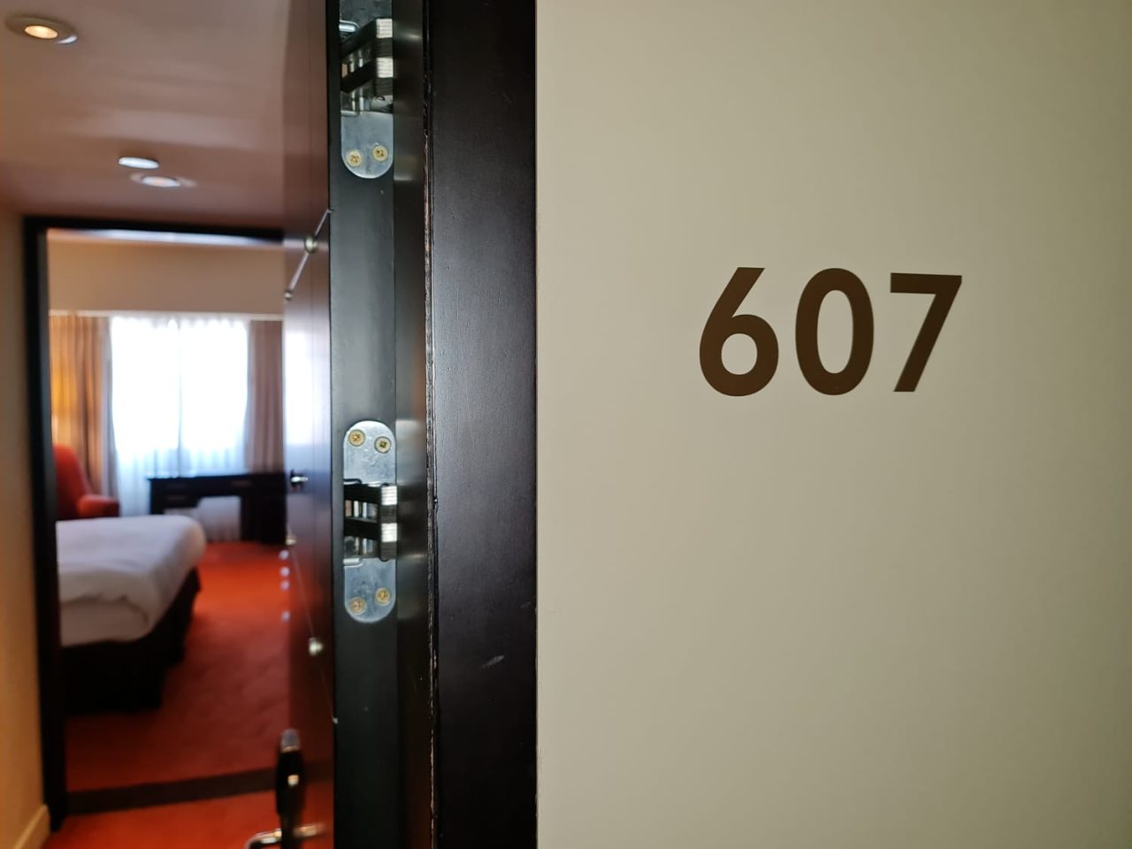 Hotelul de cinci stele din Capitală care riscă declasificarea după ce ANPC a descoperit numeroase nereguli: „Altă zi, altă stea care cade! Este de toată jena!”