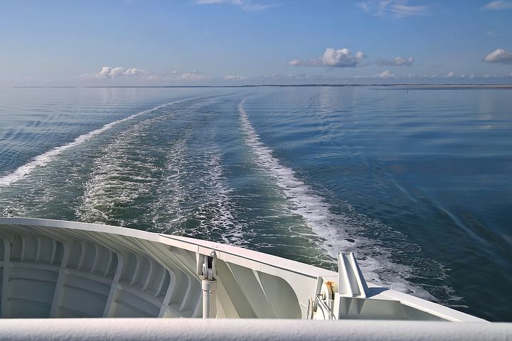 Român aflat la bordul feribotului care a luat foc în Mediterană: Am lăsat acolo tot, mașină, bani, acte