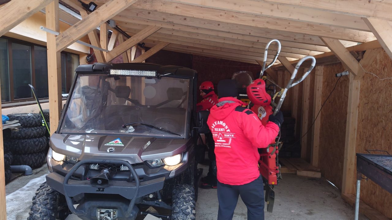 Turiști ieșeni blocați în Masivul Ceahlău după ce s-au avântat pe un traseu închis. „Este o zonă cu potențial de avalanșă, căderi de gheață și risc mare de cădere în gol”
