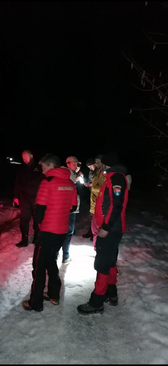 Trei refugiaţi din Ucraina care au trecut frontiera şi au ajuns într-o zonă muntoasă, cu zăpadă mare, au fost recuperați de salvamontiştii din Maramureş (VIDEO)