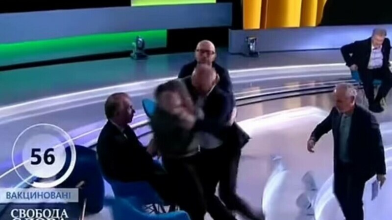 8 ȘTIRI DE LA ORA 8. Un jurnalist ucrainean a luat la bătaie un politician pro-rus în timpul unei emisiuni în direct
