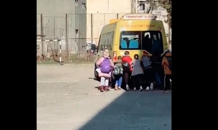 Un microbuz şcolar ar fi pornit după ce a fost împins de elevi