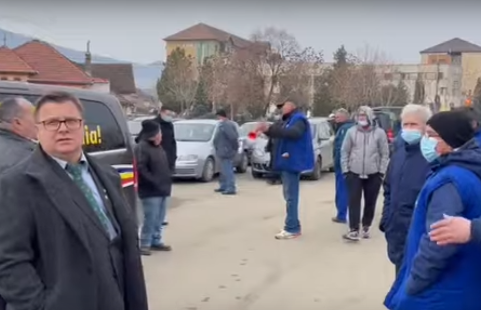 Deputat AUR, alungat  și înjurat de protestatarii de la fabricile de armament din Cugir. „Nu ai ce căuta aici, pleacă”