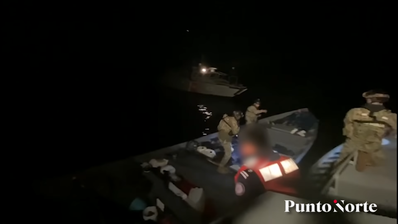 O barcă încărcată cu 3 tone de cocaină, abandonată de traficanți. Au fost urmăriți cu elicopterul (VIDEO)
