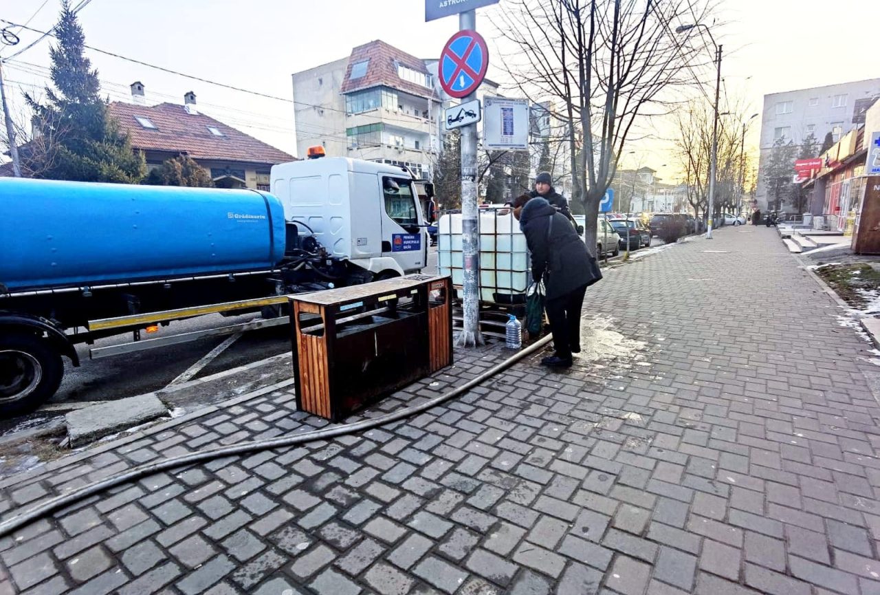 Situație dramatică în Bacău, în urma unei avarii la o conductă de apă. Mii de oameni izolați la domiciliu din cauza infecției cu COVID nu au nicio sursă de alimentare cu apă