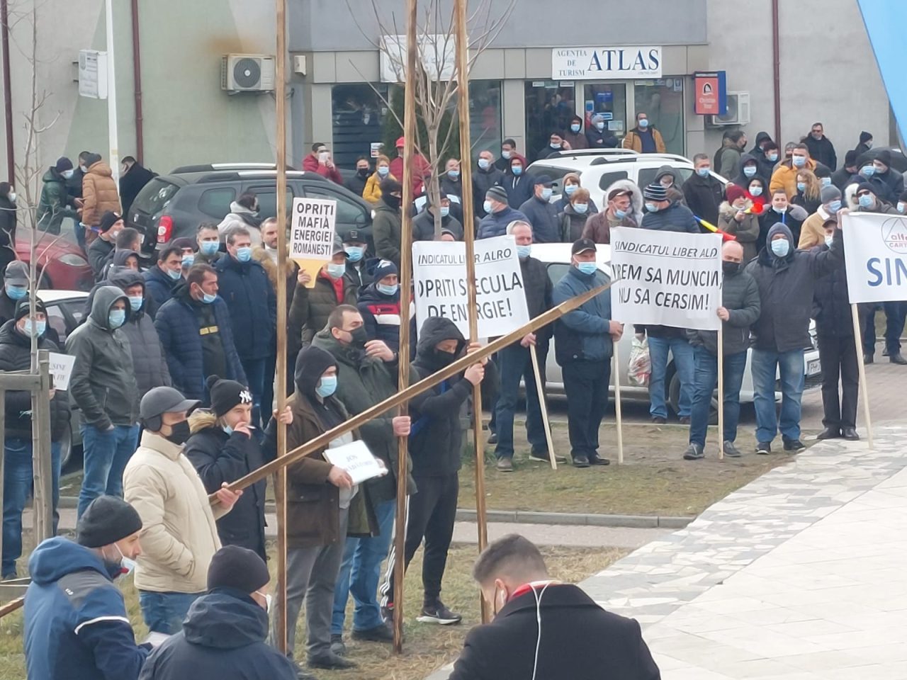 „Țepe” pentru ministrul Energiei. Sute de angajați de la ALRO Slatina au protestat în fața prefecturii Olt, de teamă că își vor pierde slujbele