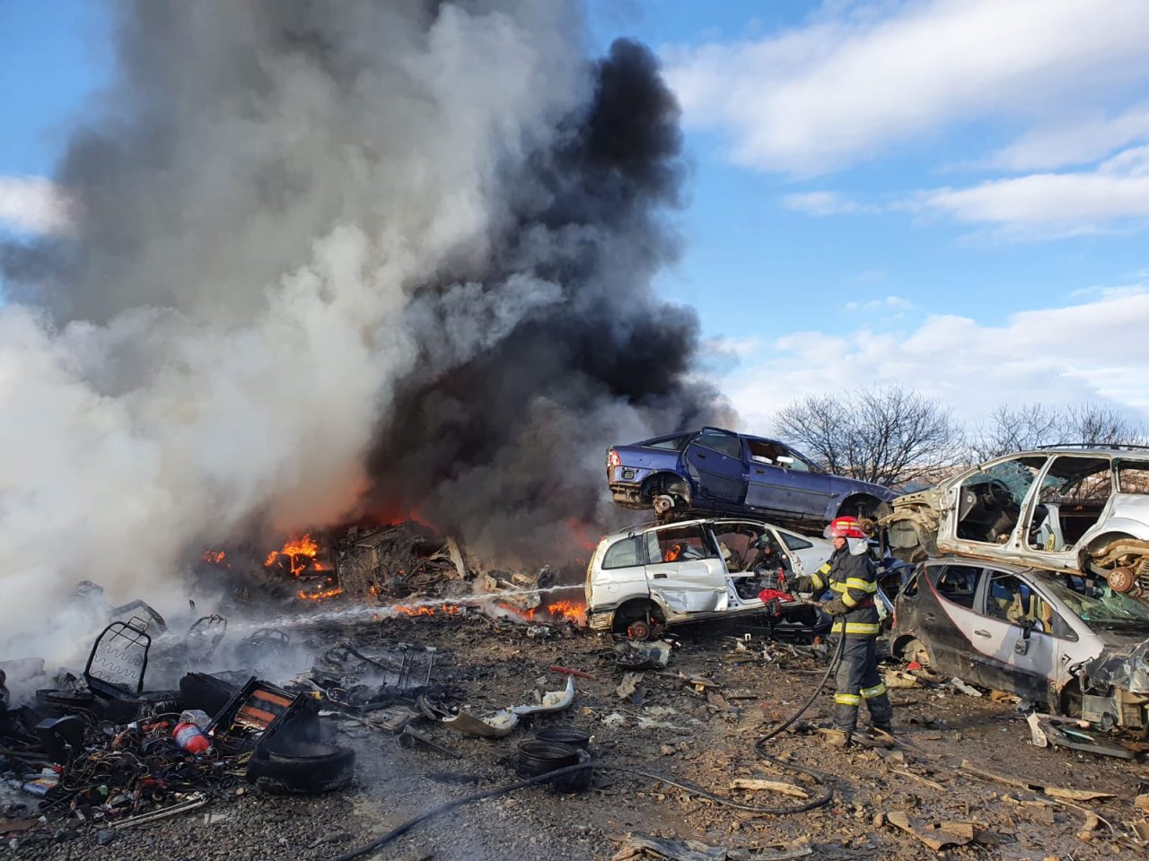 Incendiu la un depozit de mașini uzate din Neamț. Au ars 30 de autoturisme și un camion