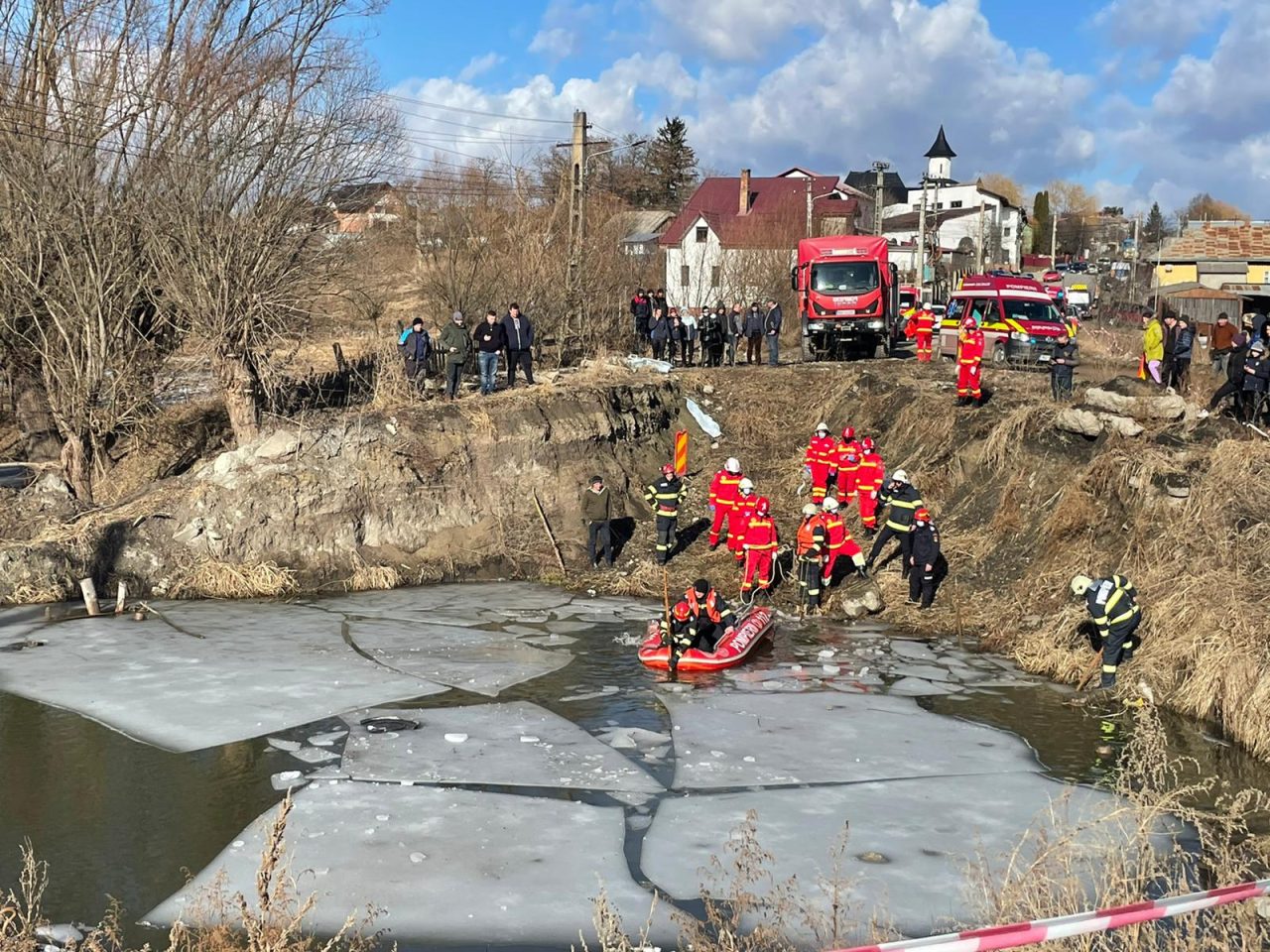 Doi oameni au murit după ce au căzut cu maşina într-un lac din Suceava