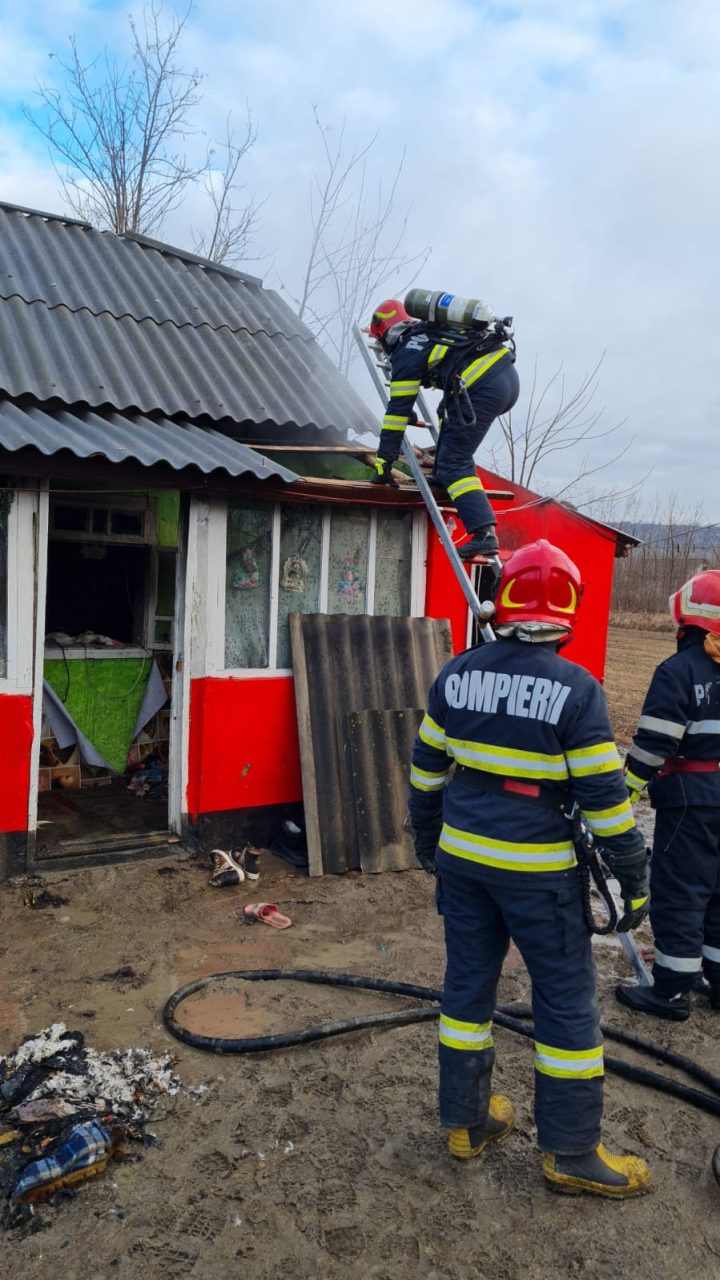 Incendiu la o casă din Iași. Doi copii au fost duși la spital