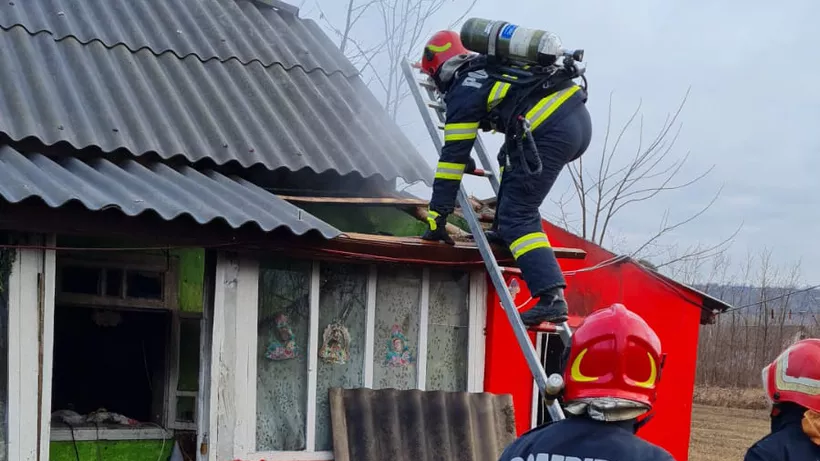 EXCLUSIV | Povestea tulburătoare a fetițelor scoase din flăcări de un vecin. Bunicul ceruse ordin de protecție împotriva iubitului mamei: „O ținea cu mâna de gură ca să nu mai țipe”
