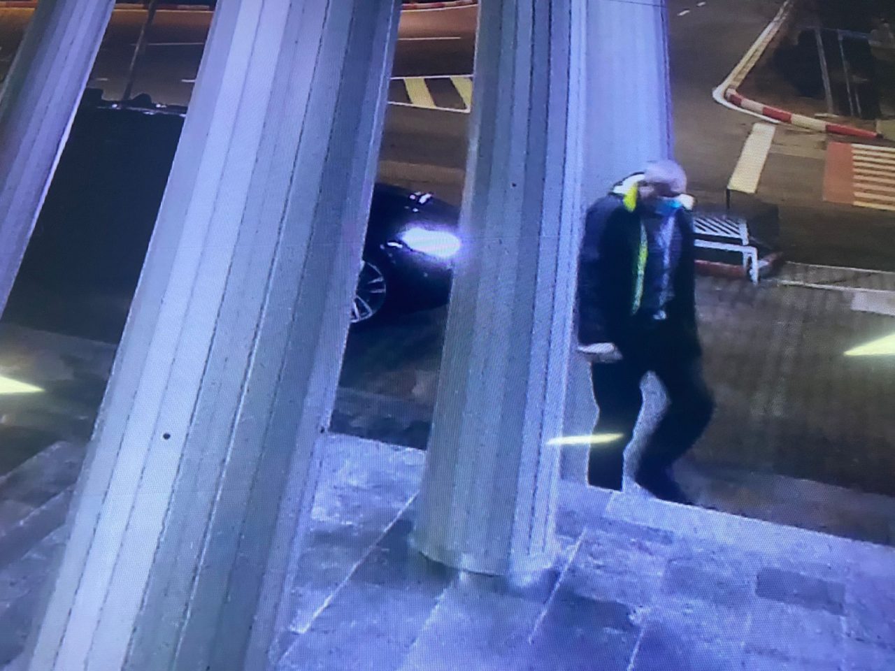 Primele imagini cu momentul în care cei doi agresori ai primarului intră în Primăria Mioveni